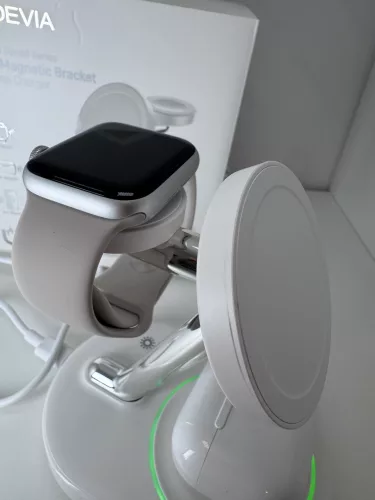 DEVIA 3 az 1-ben mágneses vezeték nélküli töltőállvány – stílusos és praktikus megoldás iPhone, AirPods és Apple Watch töltésére