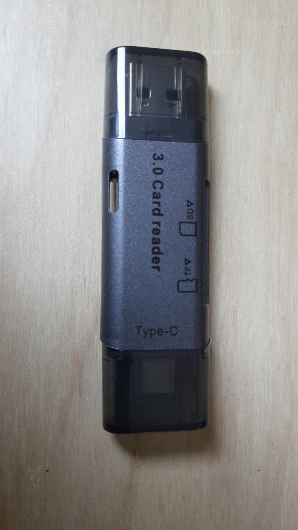   Kétcsatlakozós USB 3.0 + Type-C kártyaolvasó SD és microSD memóriakártyákhoz
