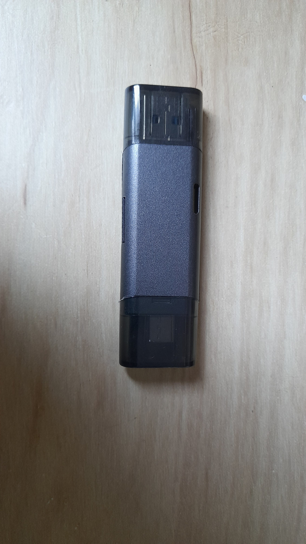   Kétcsatlakozós USB 3.0 + Type-C kártyaolvasó SD és microSD memóriakártyákhoz
